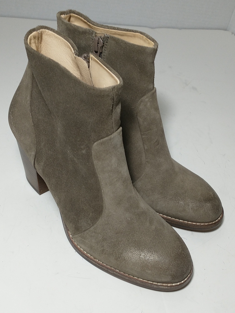 LIKE NEW Paul Green Suede Leather Heeled Stacked Bootie, Round Toe, Zipper, US 7
